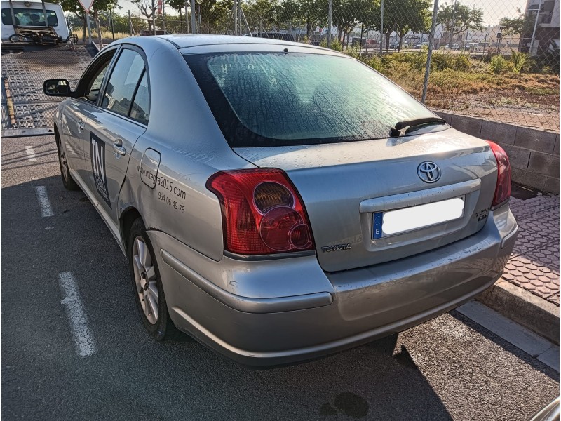 toyota avensis (_t25_) del año 2004