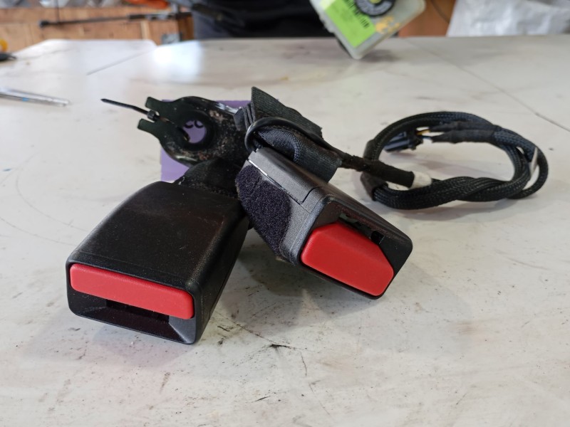 Recambio de enganche cinturon trasero derecho para opel corsa f (p2jo) corsa-e (68) referencia OEM IAM   