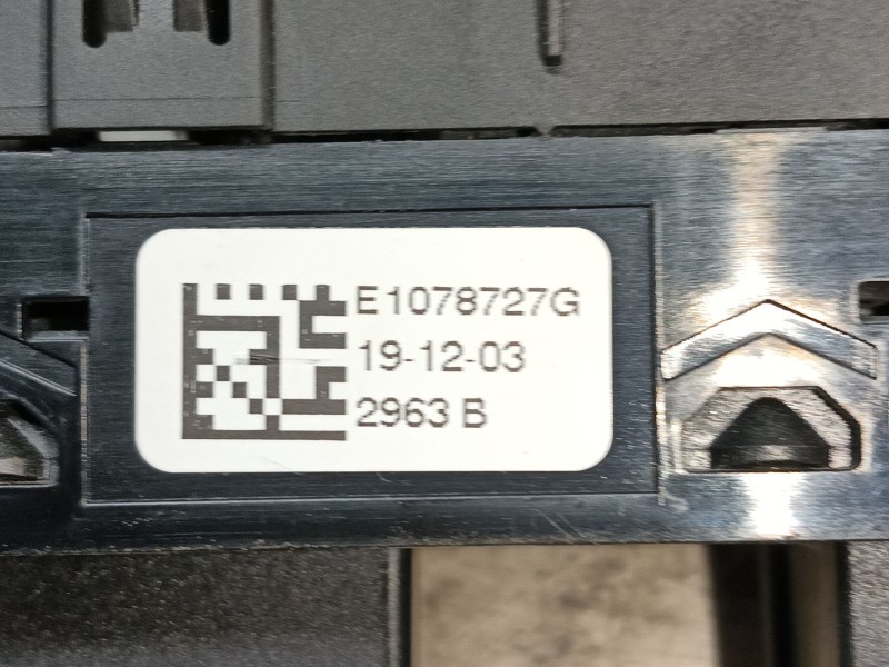 Recambio de mando elevalunas delantero izquierdo para renault megane iv sedán (lva/m/n) 1.5 dci 110 referencia OEM IAM   