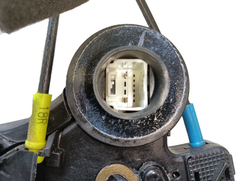 Recambio de cerradura puerta trasera izquierda para toyota avensis (_t25_) 2.0 d-4d (cdt250_) referencia OEM IAM 6906002102 / 69