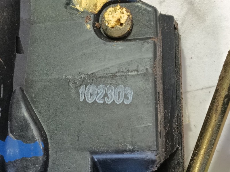 Recambio de cerradura puerta delantera izquierda para toyota avensis (_t25_) 2.0 d-4d (cdt250_) referencia OEM IAM 6904002152 / 