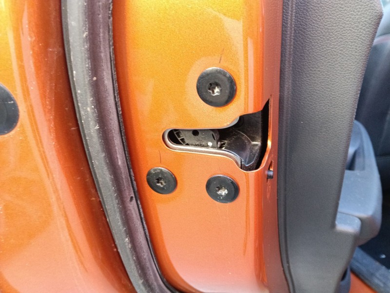 Recambio de cerradura puerta trasera izquierda para mg zs suv (azs1) 1.5 vti referencia OEM IAM 10640593  