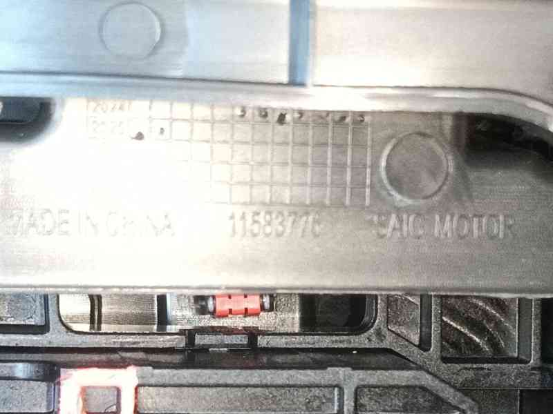 Recambio de apoyabrazos central para mg zs hybrid+ 1.5 referencia OEM IAM   