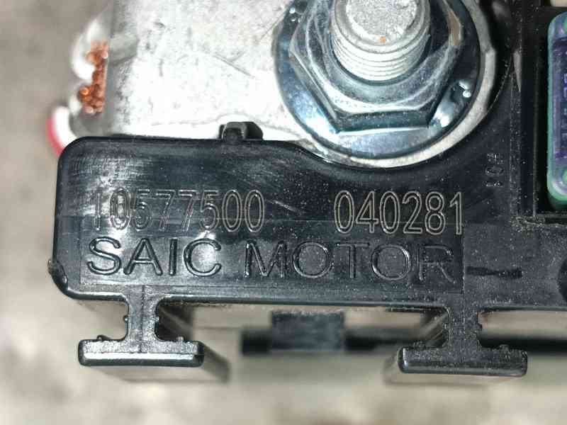 Recambio de caja reles / fusibles para mg zs hybrid+ 1.5 referencia OEM IAM  10577500 