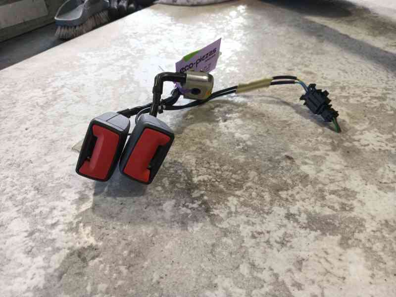 Recambio de enganche cinturon trasero central para skoda fabia iii (nj3) 1.2 tsi referencia OEM IAM   