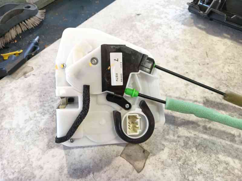 Recambio de cerradura puerta delantera derecha para mazda cx-5 (kf) 2.0 referencia OEM IAM KB8P58310  