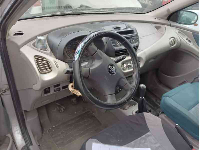 nissan almera tino (v10) del año 2003