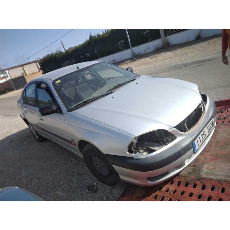 TOYOTA AVENSIS BERLINA (T 22)