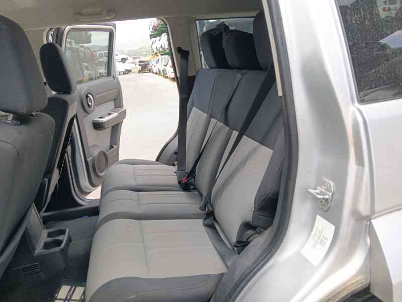 Recambio de asientos traseros para dodge nitro 2.8 crd 4wd referencia OEM IAM   