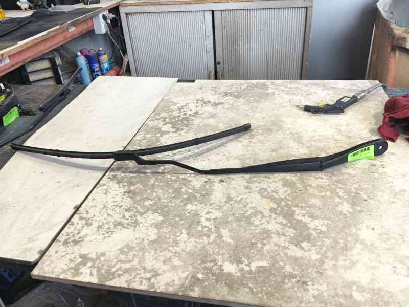 Recambio de brazo limpia delantero izquierdo para renault clio v (b7_) 1.6 e-tech 145 (b7mu) referencia OEM IAM   