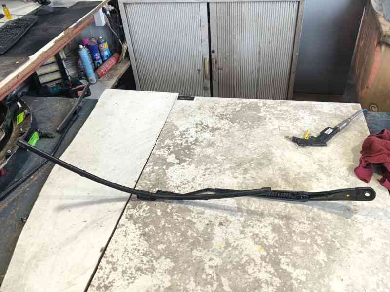 Recambio de brazo limpia delantero izquierdo para renault clio v (b7_) 1.6 e-tech 145 (b7mu) referencia OEM IAM   