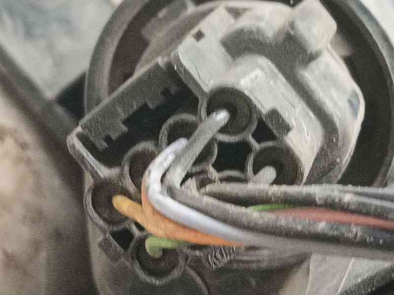 Recambio de faro izquierdo para kia sportage iii (sl) 1.7 crdi referencia OEM IAM 921013W121  