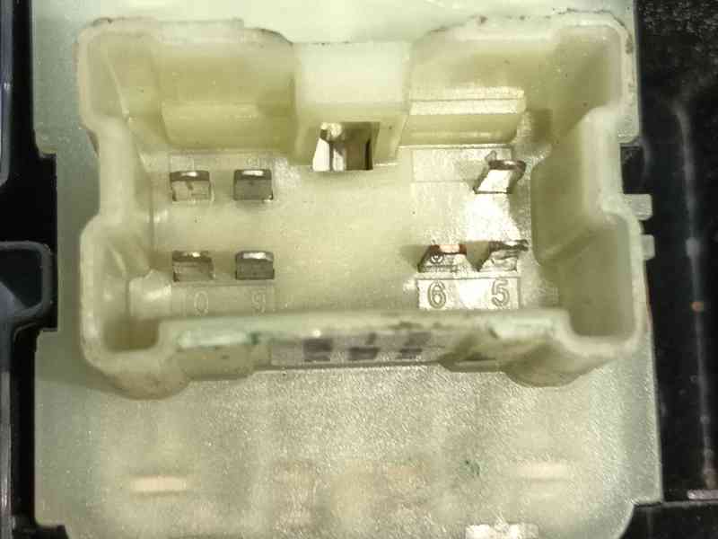 Recambio de mando elevalunas delantero izquierdo para dacia sandero iii 1.0 tce 90 referencia OEM IAM   