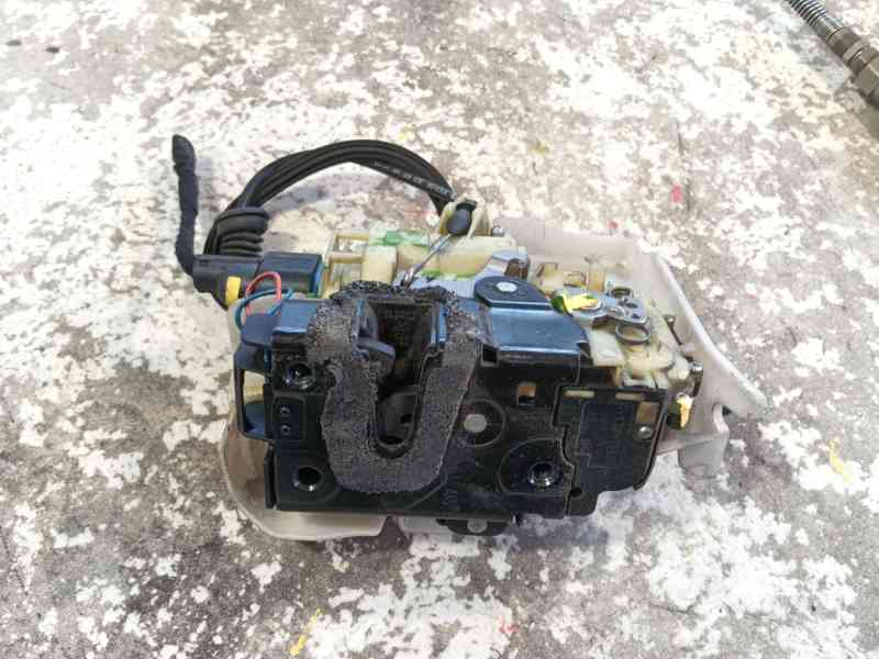 Recambio de cerradura puerta delantera derecha para volkswagen polo iv (9n_, 9a_) 1.4 16v referencia OEM IAM 7E1837016  