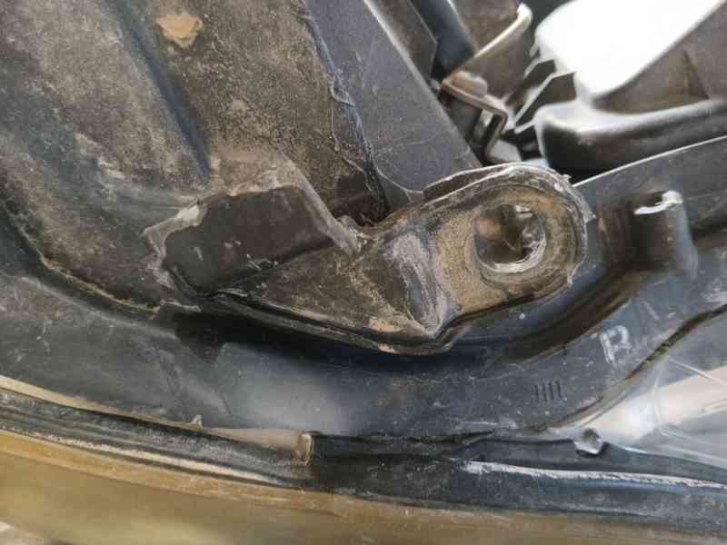 Recambio de faro derecho para lexus is ii (_e2_) 220d (ale20) referencia OEM IAM 8113053260  8113053261