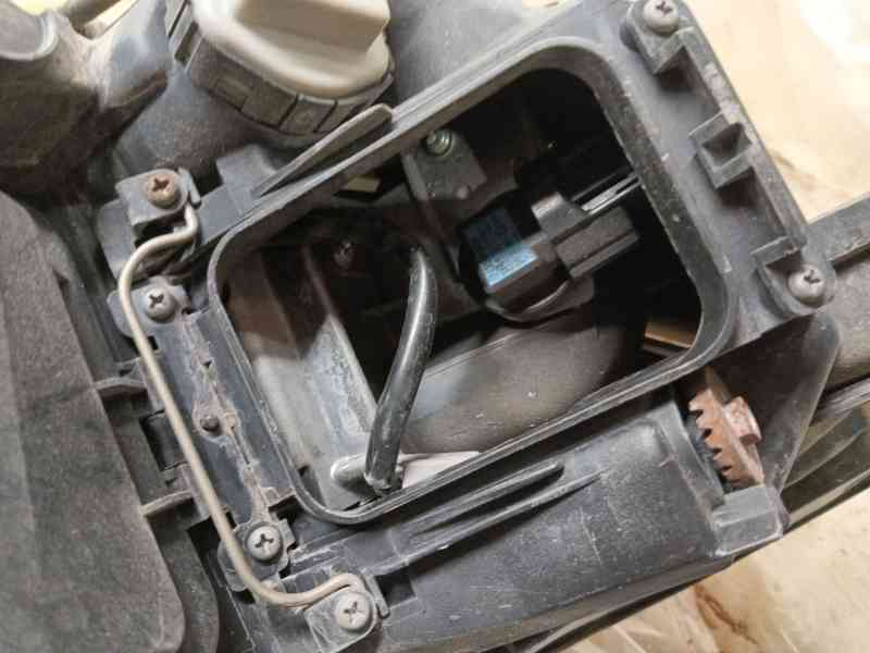 Recambio de faro izquierdo para lexus is ii (_e2_) 220d (ale20) referencia OEM IAM 8117053260  8117053261
