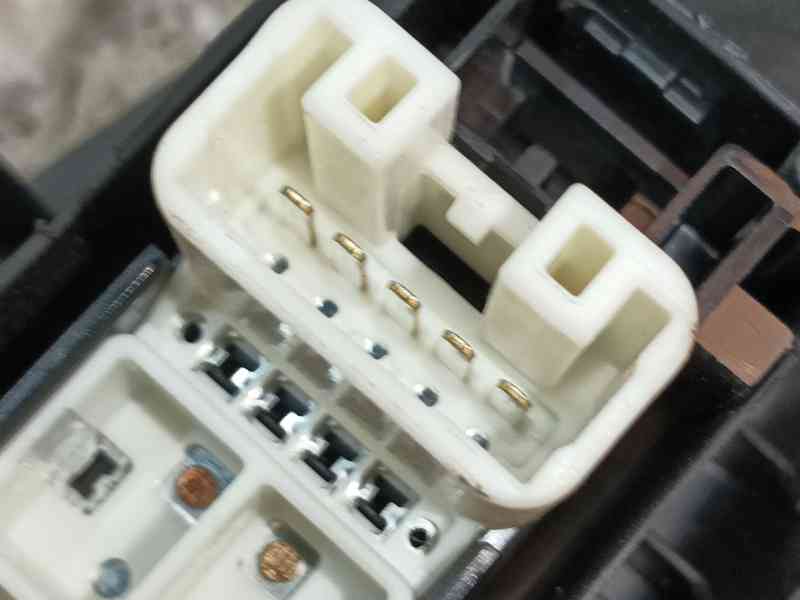 Recambio de mando elevalunas delantero derecho para peugeot 108 1.0 vti 72 referencia OEM IAM B000954680  