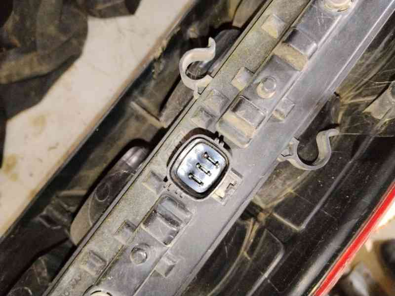 Recambio de piloto trasero derecho para dodge nitro 2.8 crd 4wd referencia OEM IAM 55157160AD 55157160AE 313103