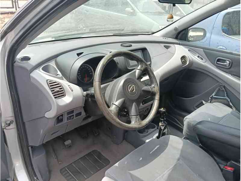 nissan almera tino (v10) del año 2003
