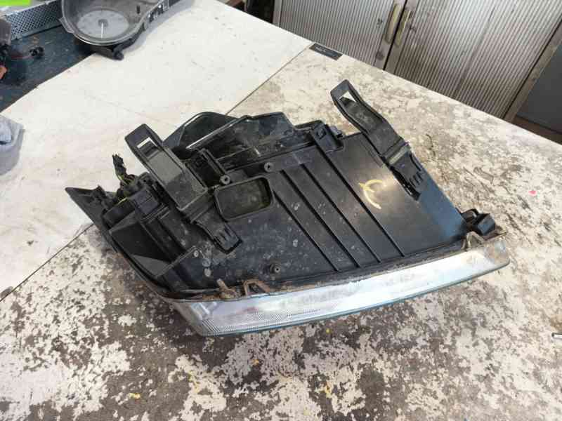 Recambio de faro izquierdo para ford focus ii sedán (db_, fch, dh) 1.8 tdci referencia OEM IAM   