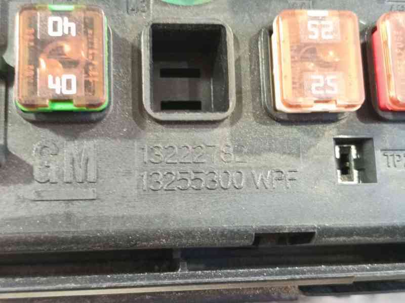 Recambio de caja fusibles delantera para opel insignia a (g09) 2.0 cdti (68) referencia OEM IAM  13222782 13255300