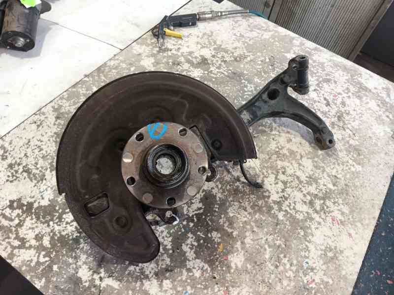 Recambio de mangueta delantera izquierda para volkswagen passat b5.5 variant (3b6) 1.9 tdi referencia OEM IAM 8D0407257AM  