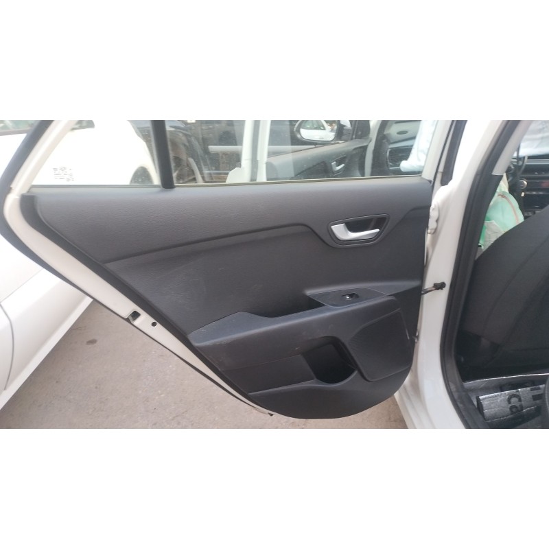 Recambio de guarnecido puerta trasera izquierda para kia rio iv (yb, sc, fb) 1.25 referencia OEM IAM   