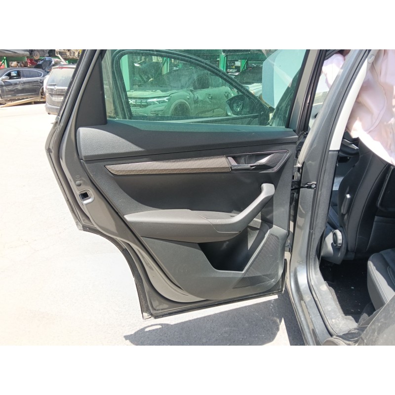 Recambio de guarnecido puerta trasera izquierda para skoda karoq (nu7, nd7) 1.5 tsi referencia OEM IAM   