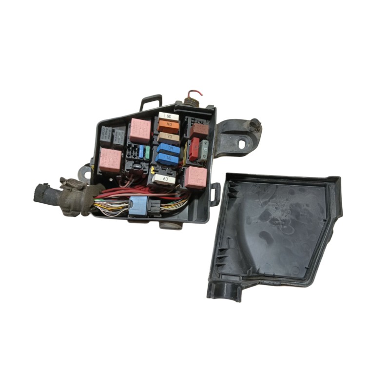 Recambio de caja fusibles delantera para dacia duster (hs_) 1.5 dci referencia OEM IAM 8200790426 8200644749 