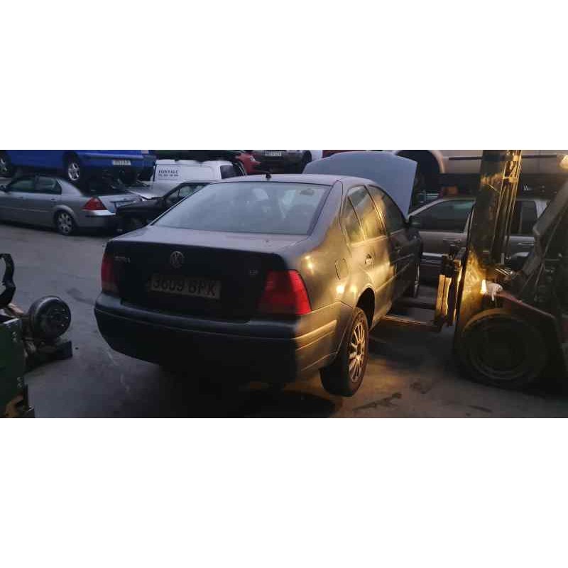 VOLKSWAGEN BORA BERLINA (1J2)