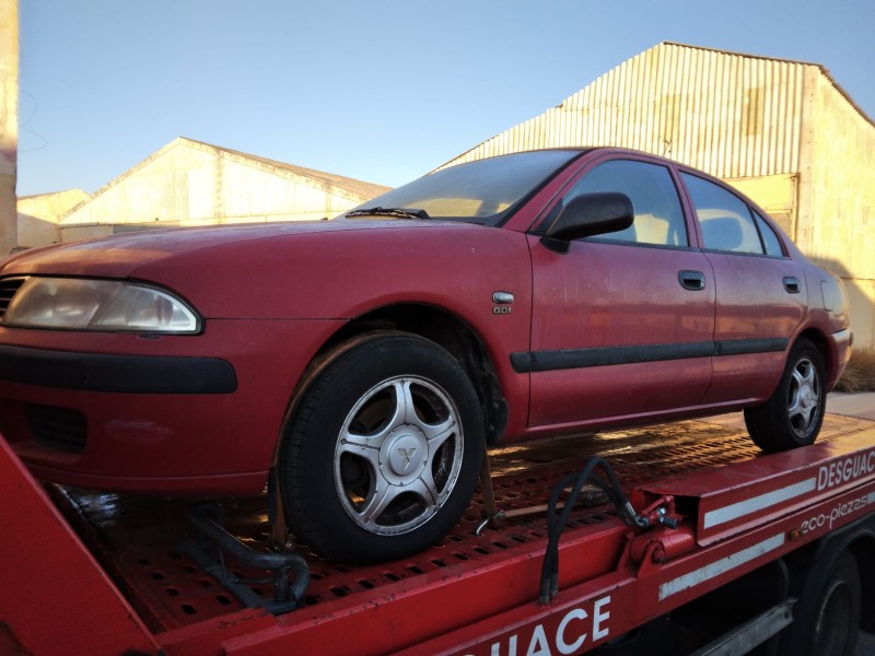 mitsubishi carisma berlina 4 (da0) del año 2001