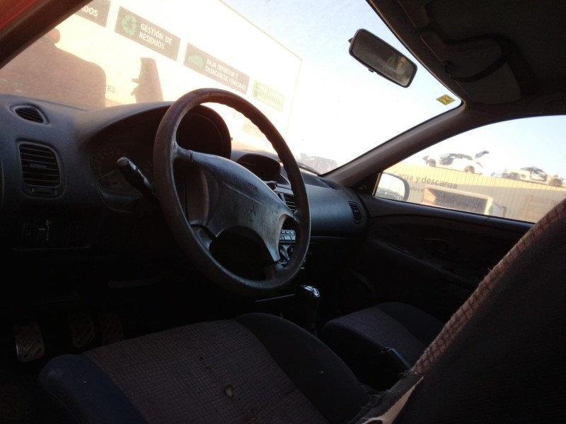 mitsubishi carisma berlina 4 (da0) del año 2001