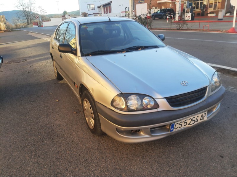 toyota avensis berlina (t 22) del año 1998