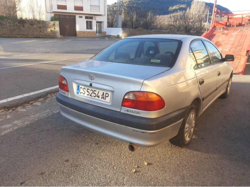toyota avensis berlina (t 22) del año 1998