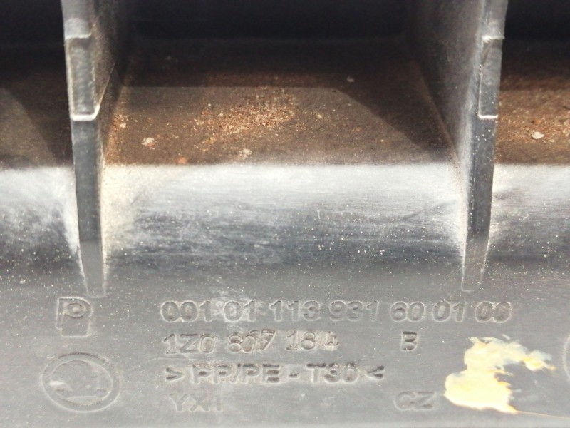 Recambio de molduras delanteras para skoda octavia berlina (1z3) 1.9 tdi referencia OEM IAM 1Z0807184B  