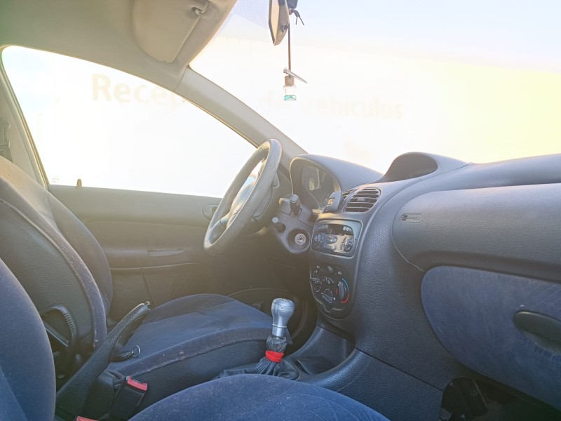 peugeot 206 berlina del año 2001