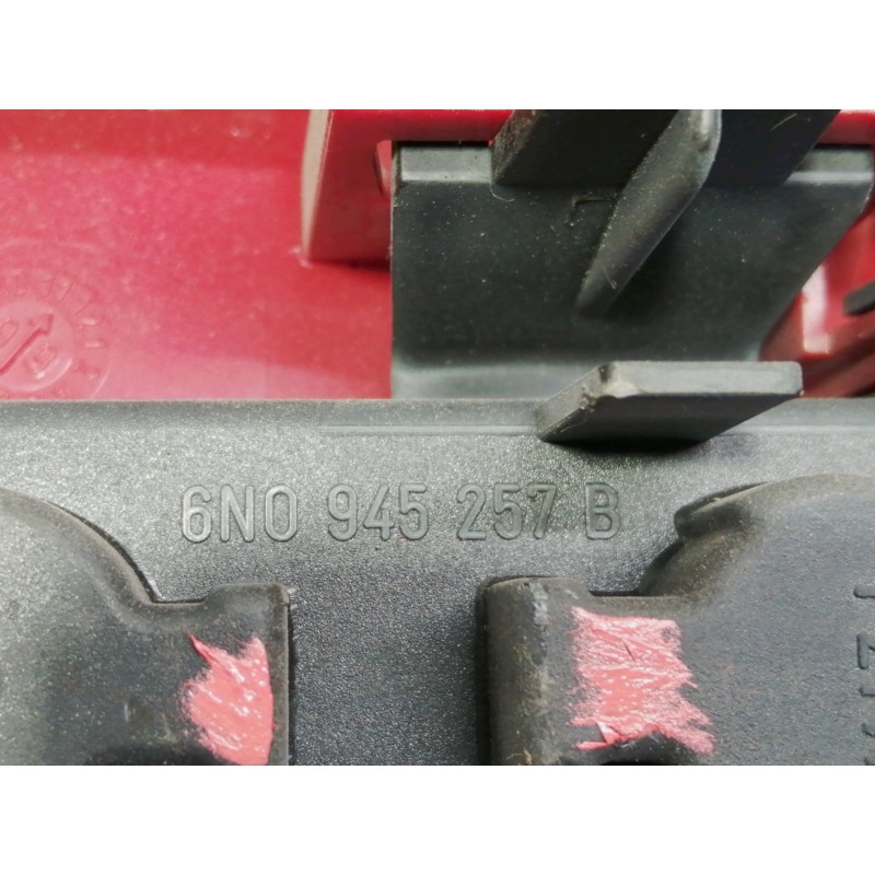 Recambio de piloto trasero derecho para volkswagen polo berlina (6n2) 1.4 referencia OEM IAM 6N0945257B  