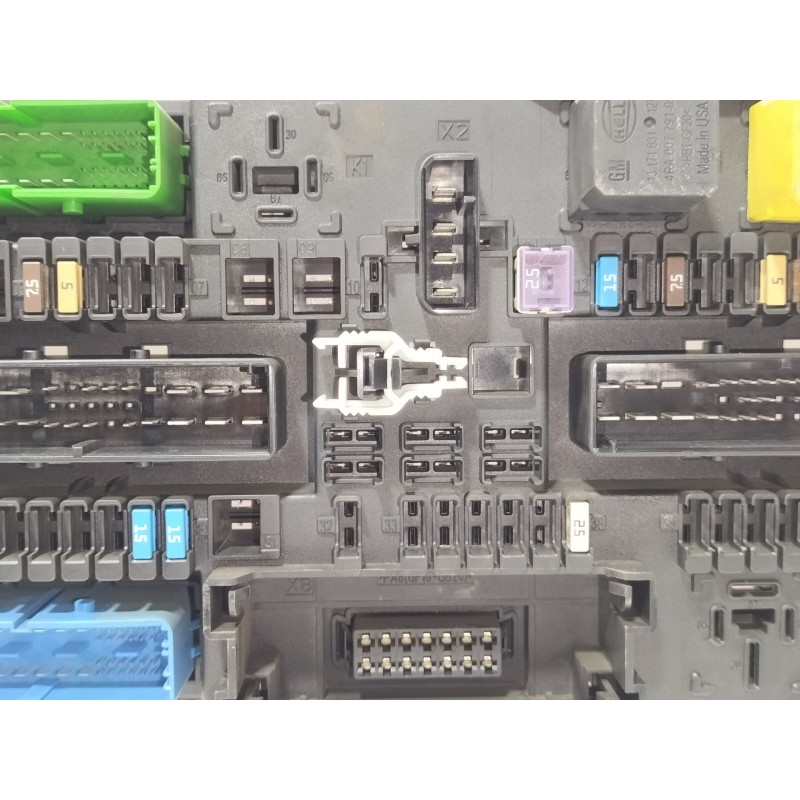 Recambio de caja reles / fusibles para opel astra gtc cosmo referencia OEM IAM 13222173  