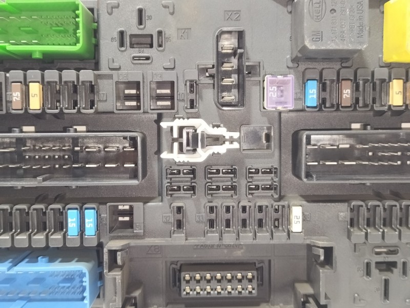 Recambio de caja reles / fusibles para opel astra gtc cosmo referencia OEM IAM 13222173  