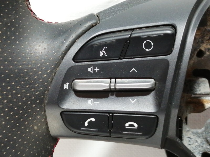 Recambio de volante para hyundai kona sle 2wd referencia OEM IAM 96720J9620TMT  