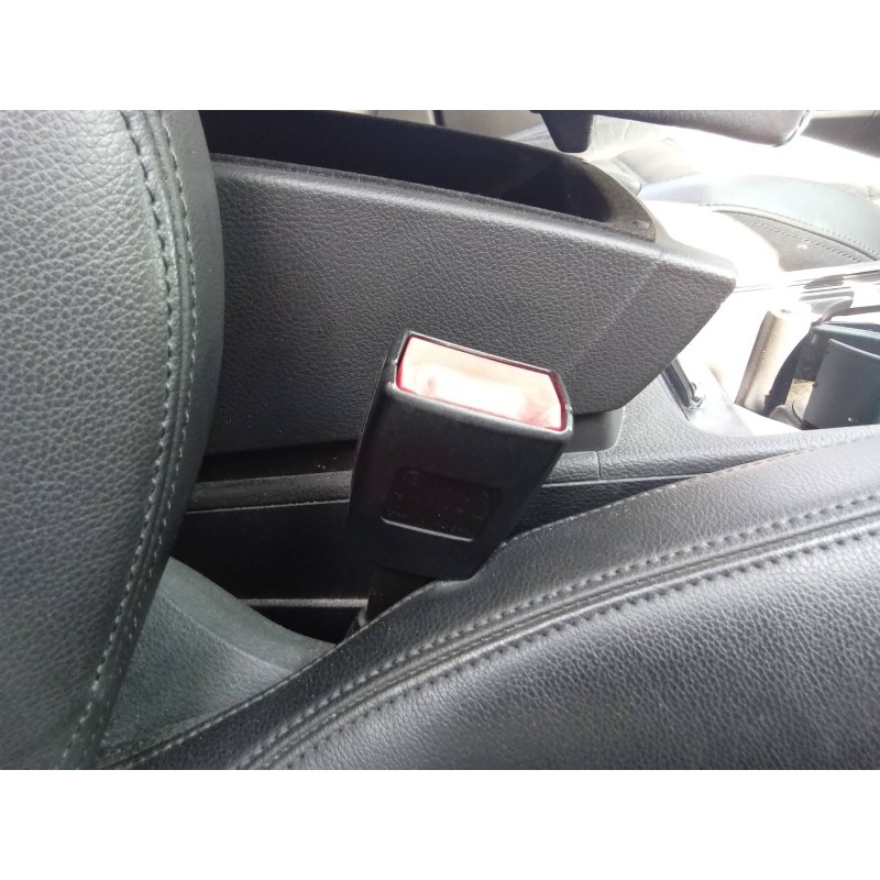 Recambio de enganche cinturon delantero derecho para volkswagen passat berlina (3c2) advance referencia OEM IAM   