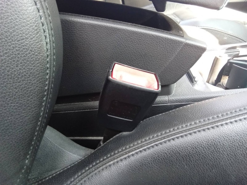 Recambio de enganche cinturon delantero derecho para volkswagen passat berlina (3c2) advance referencia OEM IAM   