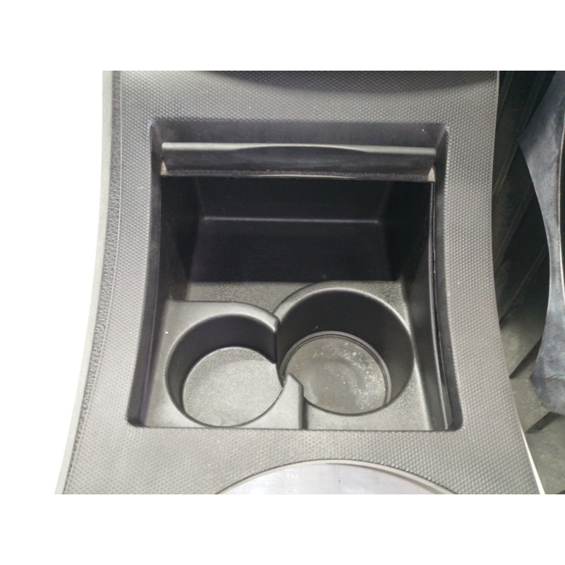 Recambio de apoyabrazos central para ssangyong kyron 200 xdi limited referencia OEM IAM 7793132000  