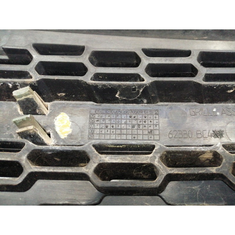 Recambio de rejilla paragolpes izquierda para nissan micra c+c (ck12e) acenta referencia OEM IAM 62330BC4  