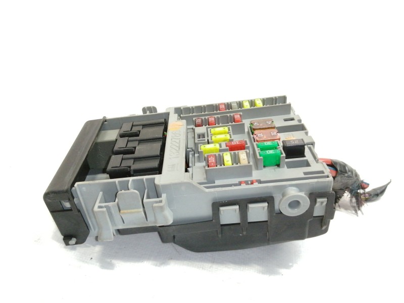 Recambio de caja reles / fusibles para opel insignia sports tourer sport referencia OEM IAM 13222786  