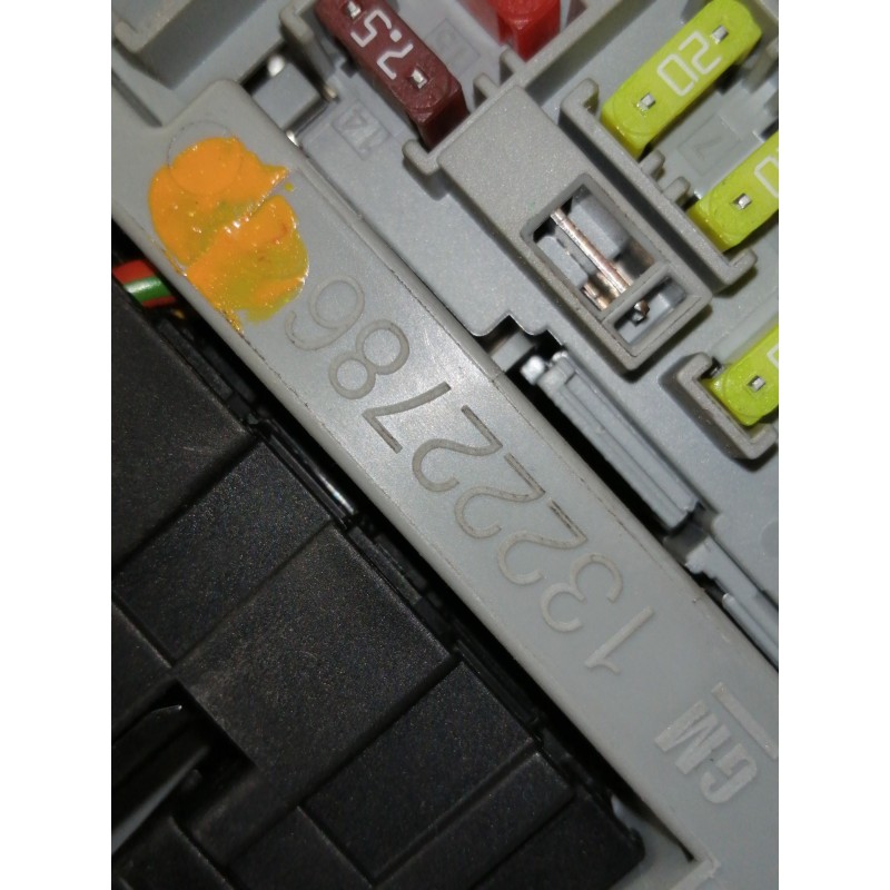 Recambio de caja reles / fusibles para opel insignia sports tourer sport referencia OEM IAM 13222786  