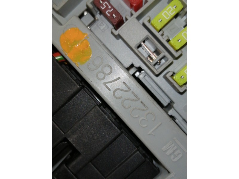 Recambio de caja reles / fusibles para opel insignia sports tourer sport referencia OEM IAM 13222786  