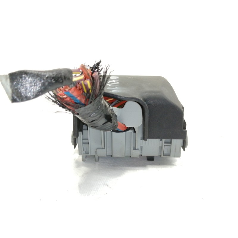 Recambio de caja reles / fusibles para opel insignia sports tourer sport referencia OEM IAM 13222786  