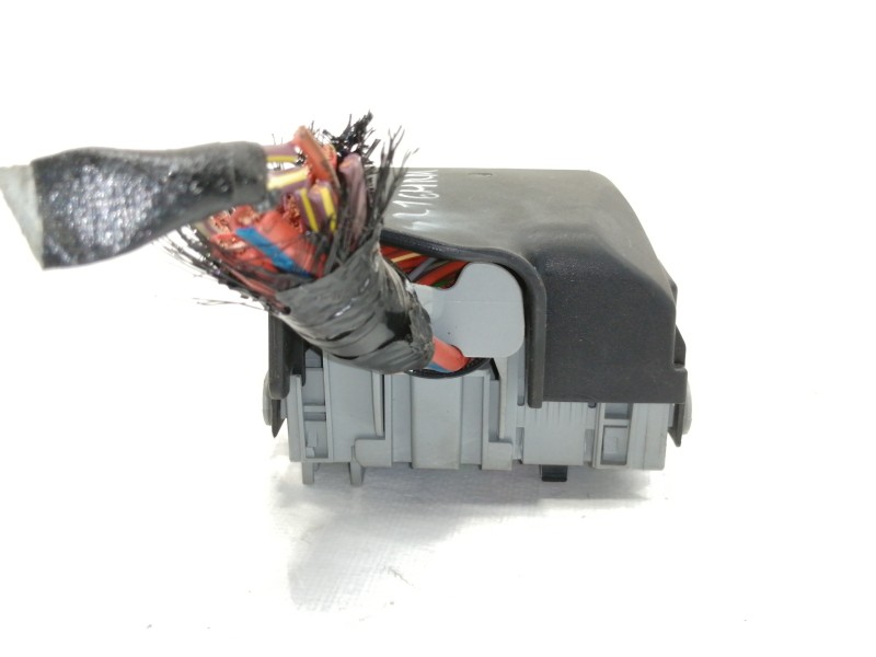 Recambio de caja reles / fusibles para opel insignia sports tourer sport referencia OEM IAM 13222786  