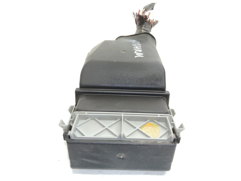 Recambio de caja reles / fusibles para opel insignia sports tourer sport referencia OEM IAM 13222786  